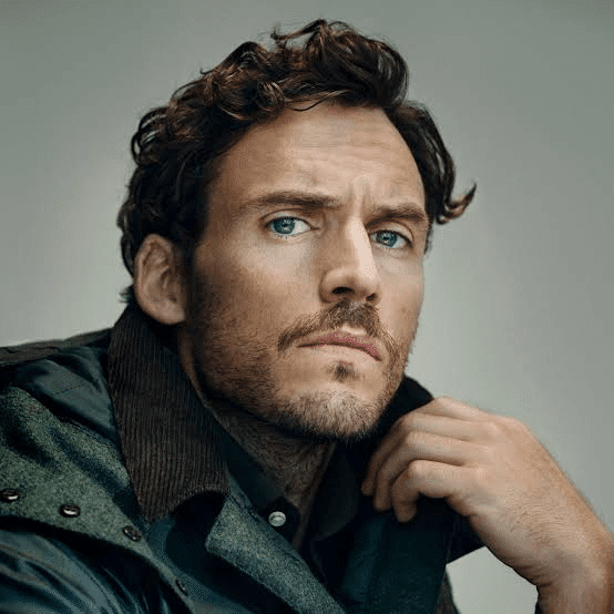 Quem é a namorada de Sam Claflin? Descubra tudo sobre o romance do ator