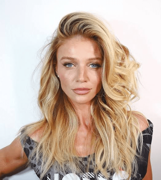 Qual a altura de Cintia Dicker? Tudo sobre a modelo brasileira