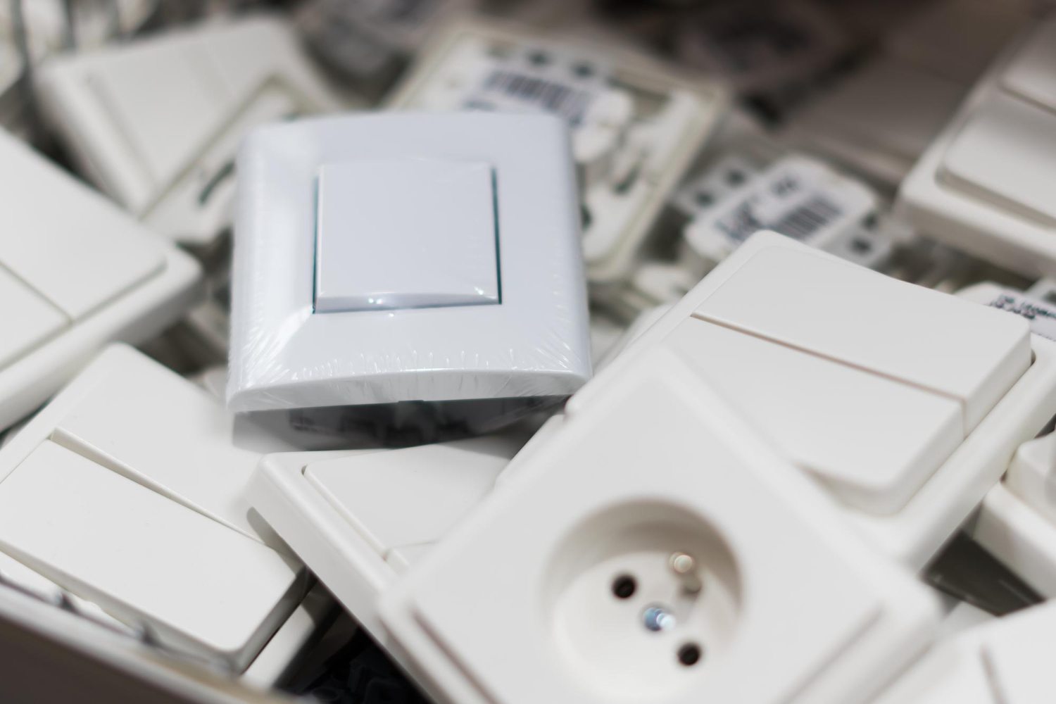 A importância de escolher materiais de qualidade em tomadas e interruptores