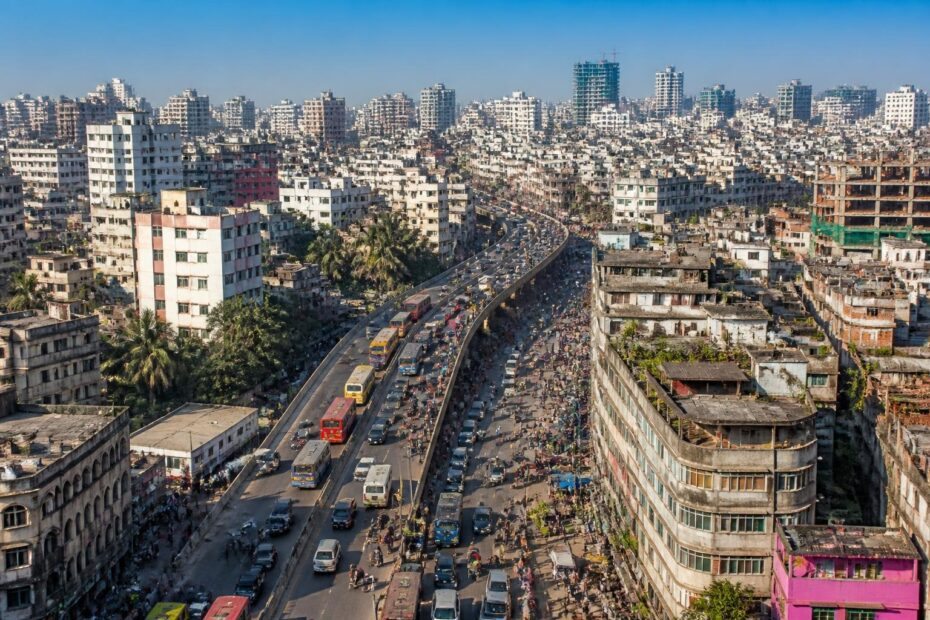 Vista aérea de uma área urbana densamente povoada com muitas pessoas e edifícios próximos.