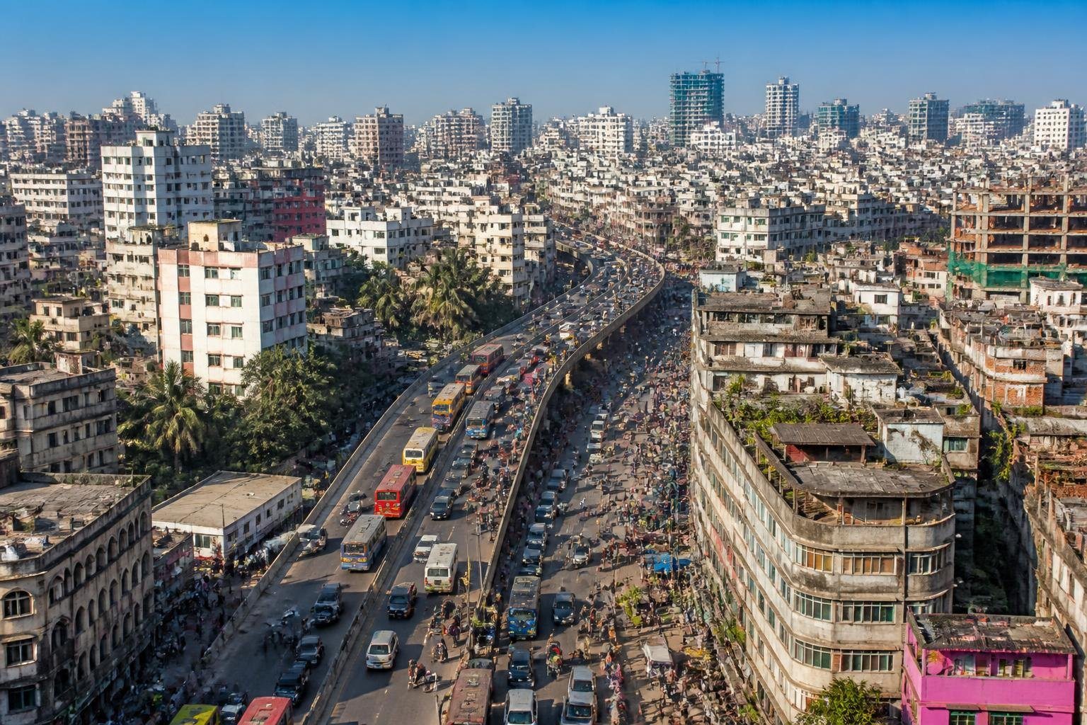 Vista aérea de uma área urbana densamente povoada com muitas pessoas e edifícios próximos.